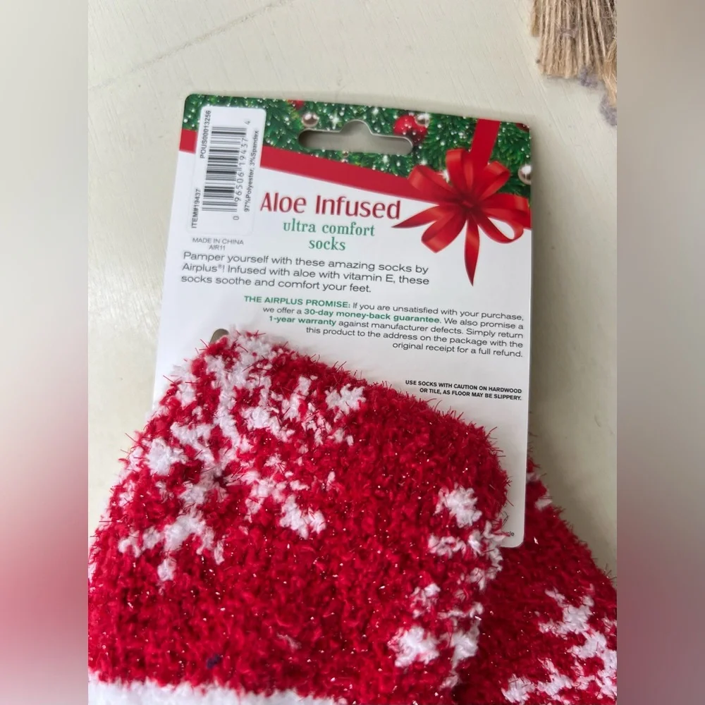 Brand New-Airplus Aloe Infused Snowflake Socks